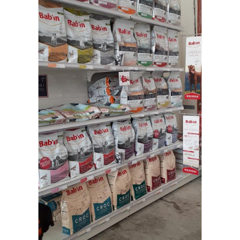 Presentoir pour croquettes d'animaux dans jardinerie