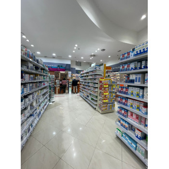 Etagere pour officine dans pharmacie