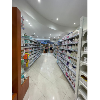 Présentoir pour pharmacie dans une officine