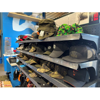 Étagère murale casquettes et chapeaux outdoor dans le magasin Pecheur.com