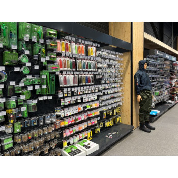 Vue intérieure du magasin Pecheur.com à Clermont-Ferrand avec rayonnages