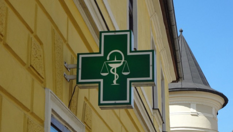 Les avantages des gondoles centrales en pharmacie